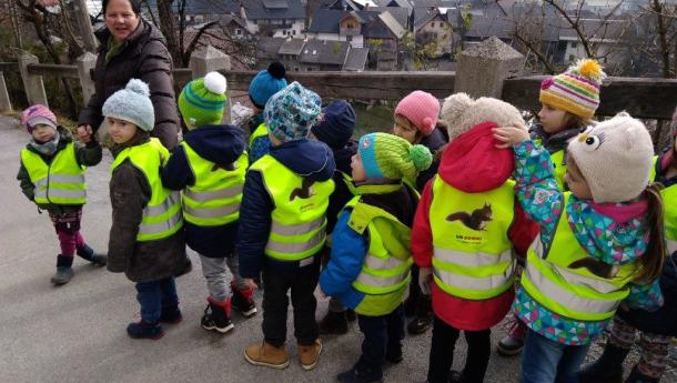 LIP Bohinj opremil vrtec Bohinj z varnostnimi telovniki